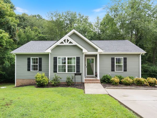 117 E Circle Dr , Burns, TN 37029