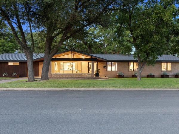 806 W Schubert ST, Fredericksburg, TX 78624