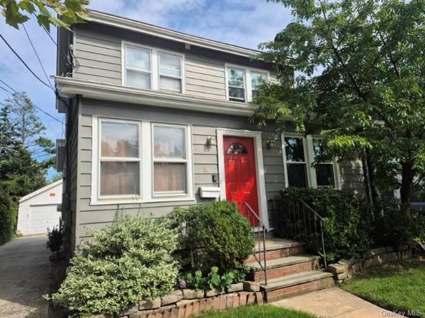 86 Woodlawn Avenue , Valley Stream, NY 11581