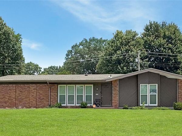 11826 Hidden Lake Drive, St Louis, MO 63138