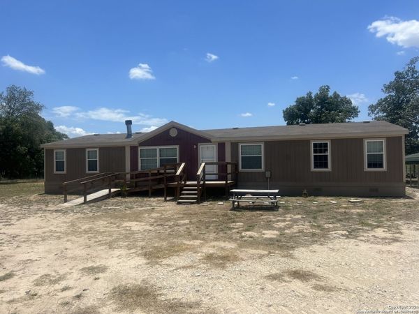 8996 FM 775, Unit B, La Vernia, TX 78121