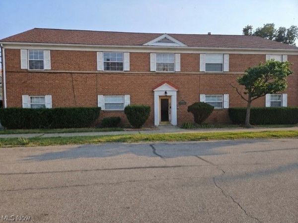 17876 Lake Shore Boulevard, Cleveland, OH 44119
