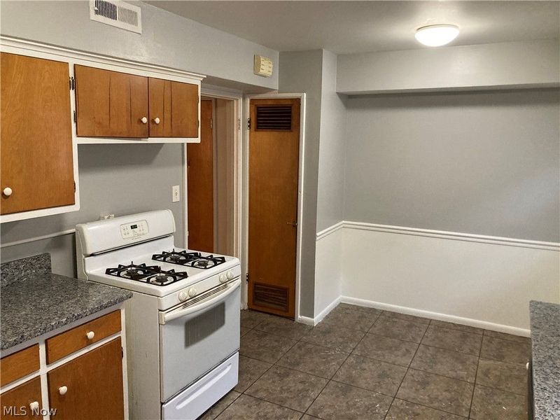 17876 Lake Shore Boulevard, Cleveland, OH 44119 Photo 17