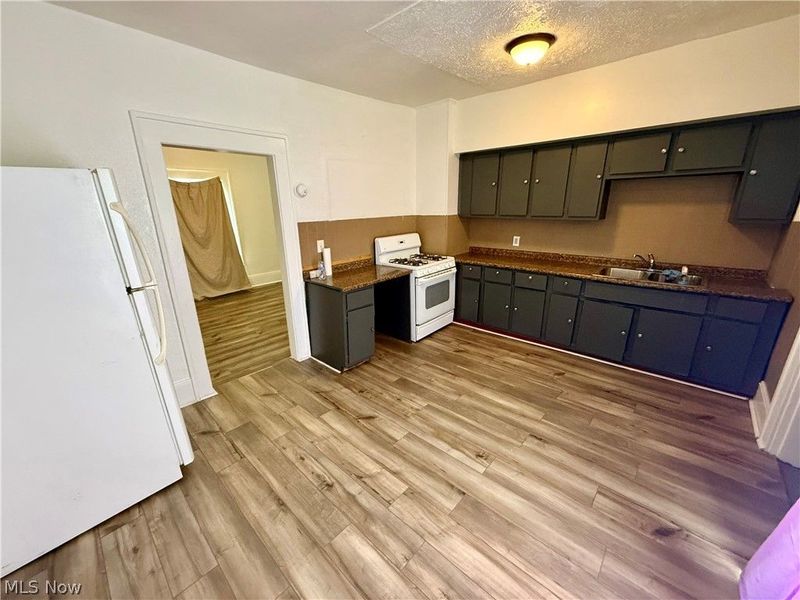 895 Beardsley Street, Akron, OH 44311 Photo 4