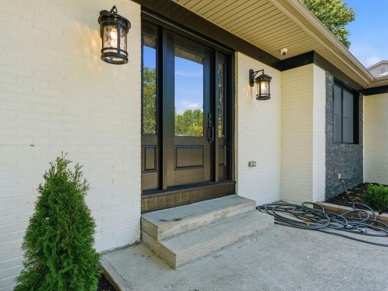 893 Singing Hills Lane, Columbus, OH 43235 Photo 2