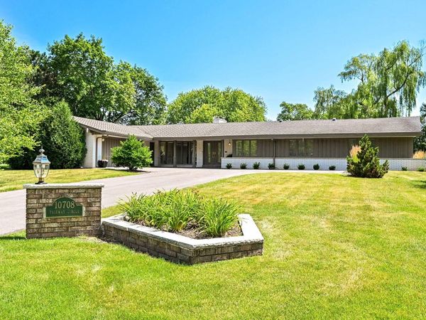 10708 N Fairway CIRCLE, Mequon, WI 53092