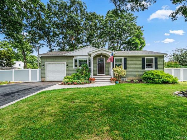 4 Coleman Avenue , Patchogue, NY 11772