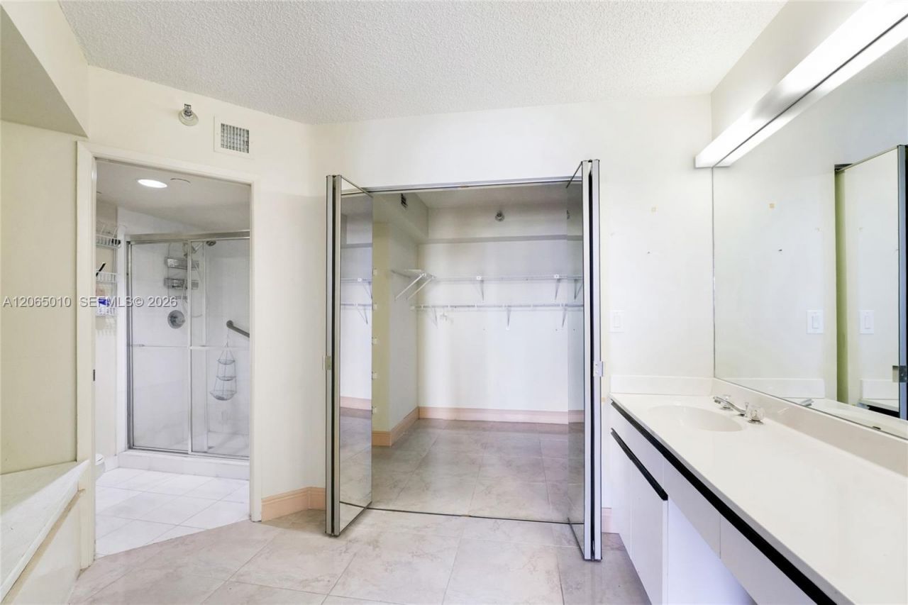 19101 NE 36th Ct , Unit 705, Aventura, FL 33180 Photo