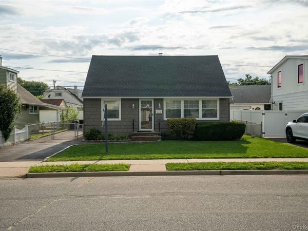 124 Wilfred Boulevard , Hicksville, NY 11801