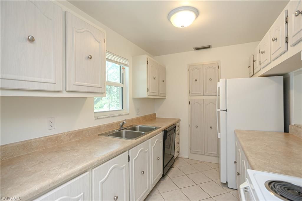 221 Cypress Way E, Unit 201, Naples, FL 34110 Photo