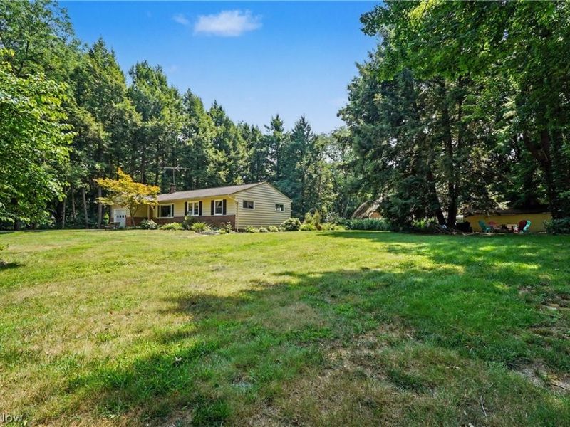 38600 Berkshire Hills Drive, Willoughby Hills, OH 44094 Photo 4