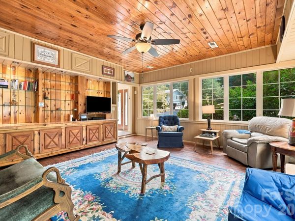 1925 Laurel Park Highway, Hendersonville, NC 28739