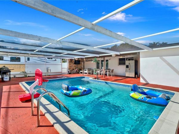 10100 Nicaragua Dr, Cutler Bay, FL 33189
