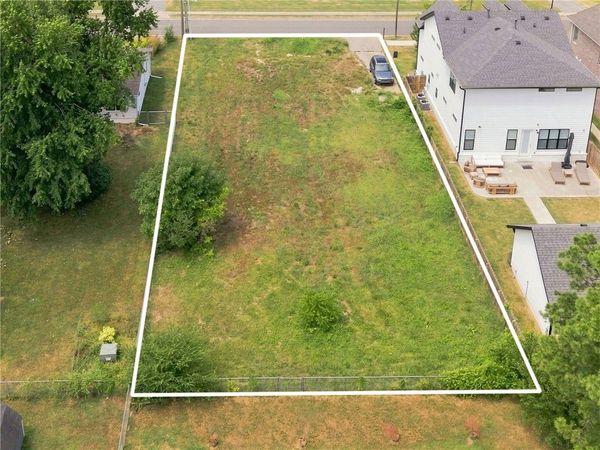215 SW F Street , Bentonville, AR 72712
