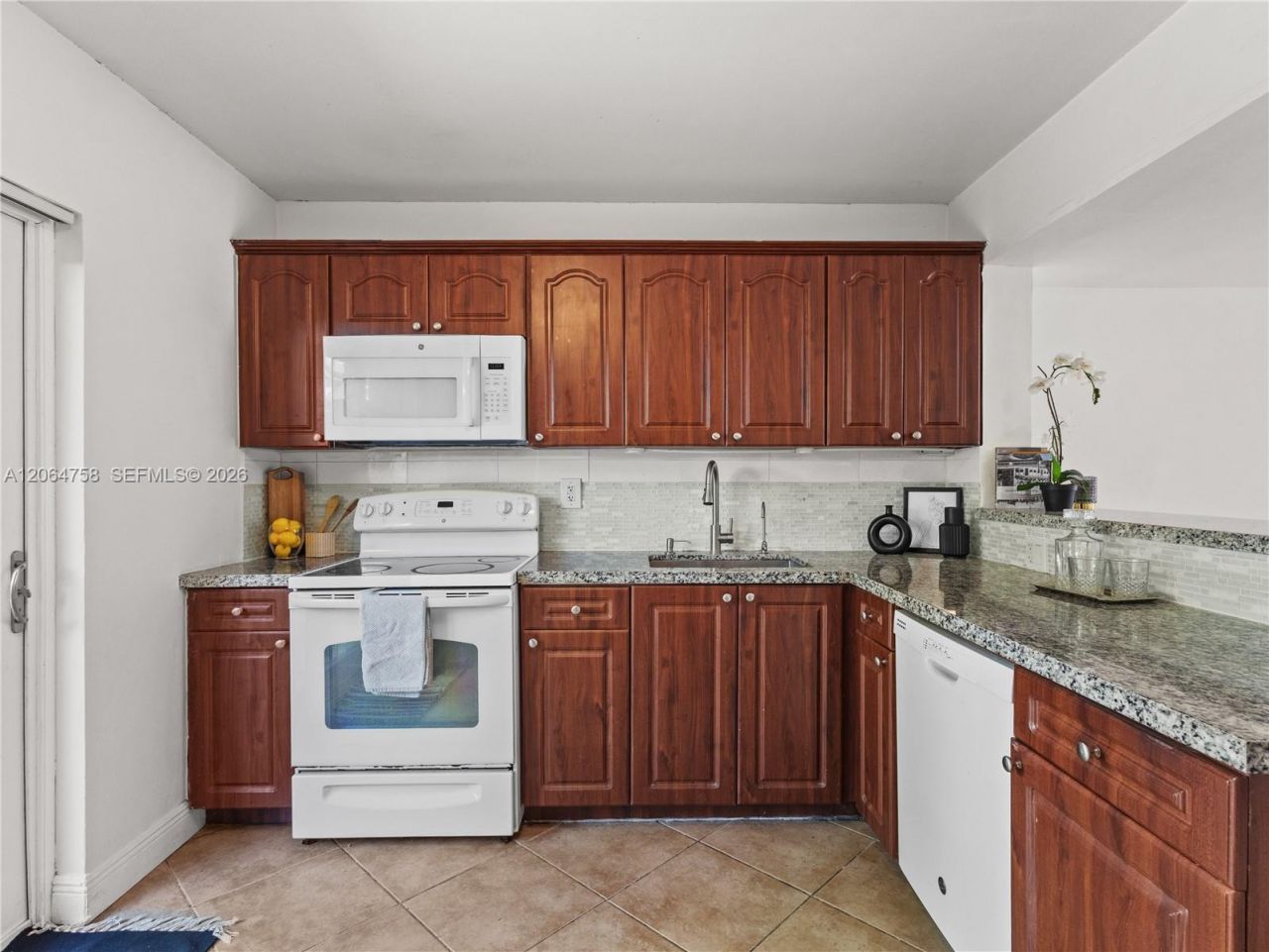 560 NW 82nd Pl, Unit 306, Miami, FL 33126 Photo