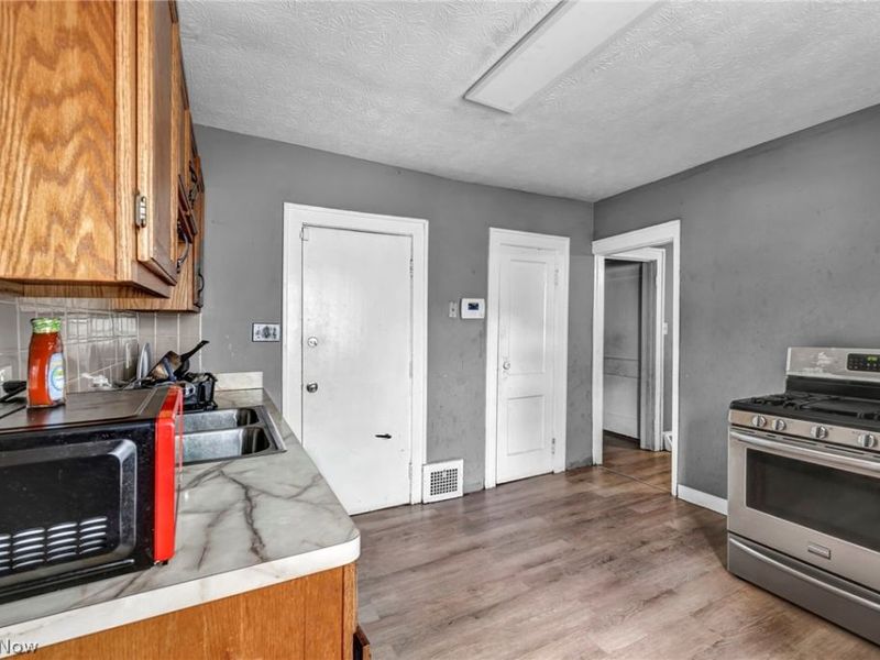 12109 Holborn Avenue, Cleveland, OH 44105 Photo 12
