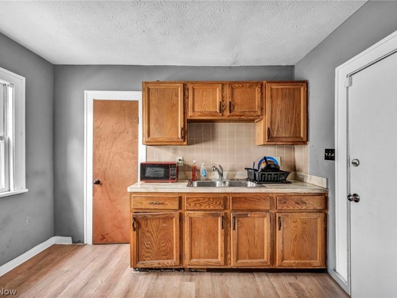 12109 Holborn Avenue, Cleveland, OH 44105 Photo 15