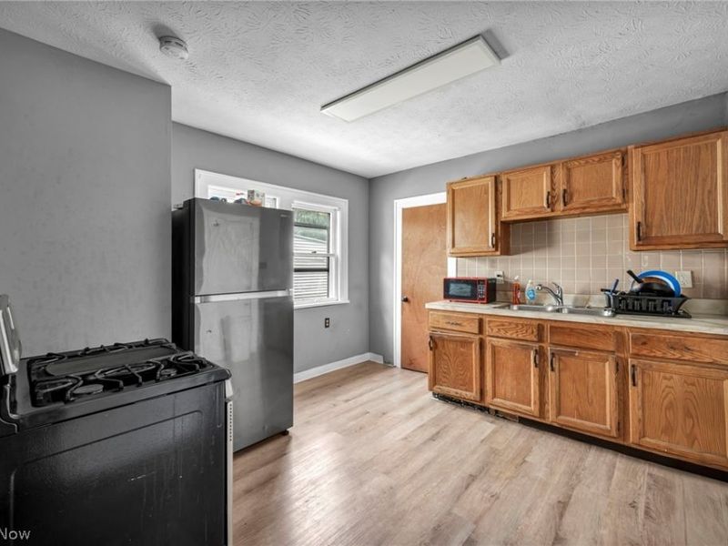 12109 Holborn Avenue, Cleveland, OH 44105 Photo 16
