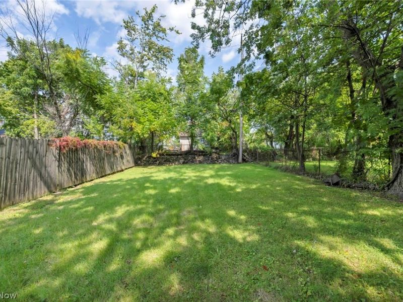 12109 Holborn Avenue, Cleveland, OH 44105 Photo 39