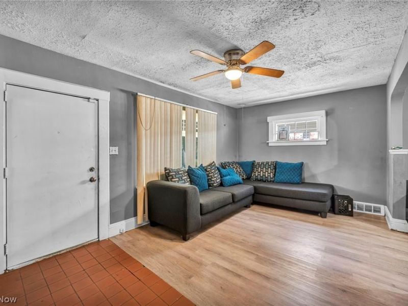 12109 Holborn Avenue, Cleveland, OH 44105 Photo 7