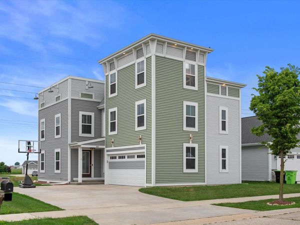 822 S Skypark Dr, Hartford, WI 53027