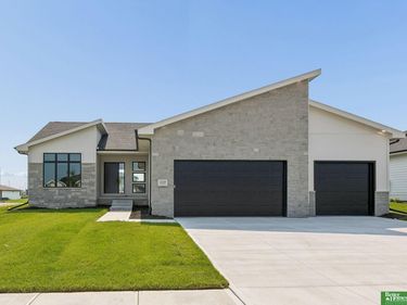 12359 Lake Vista Drive, Papillion, NE 68046