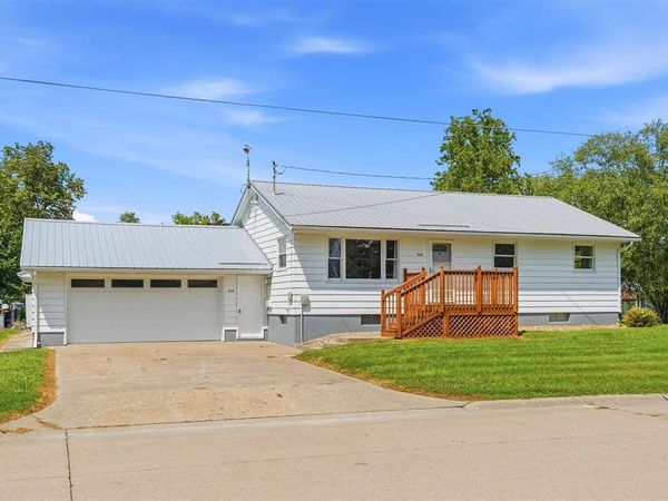 714 E Harrison St, Washington, IA 52353
