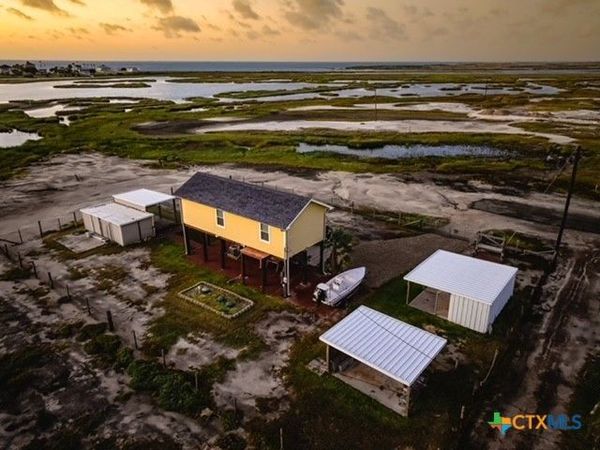 326 E Tenth Street , Rockport, TX 78382