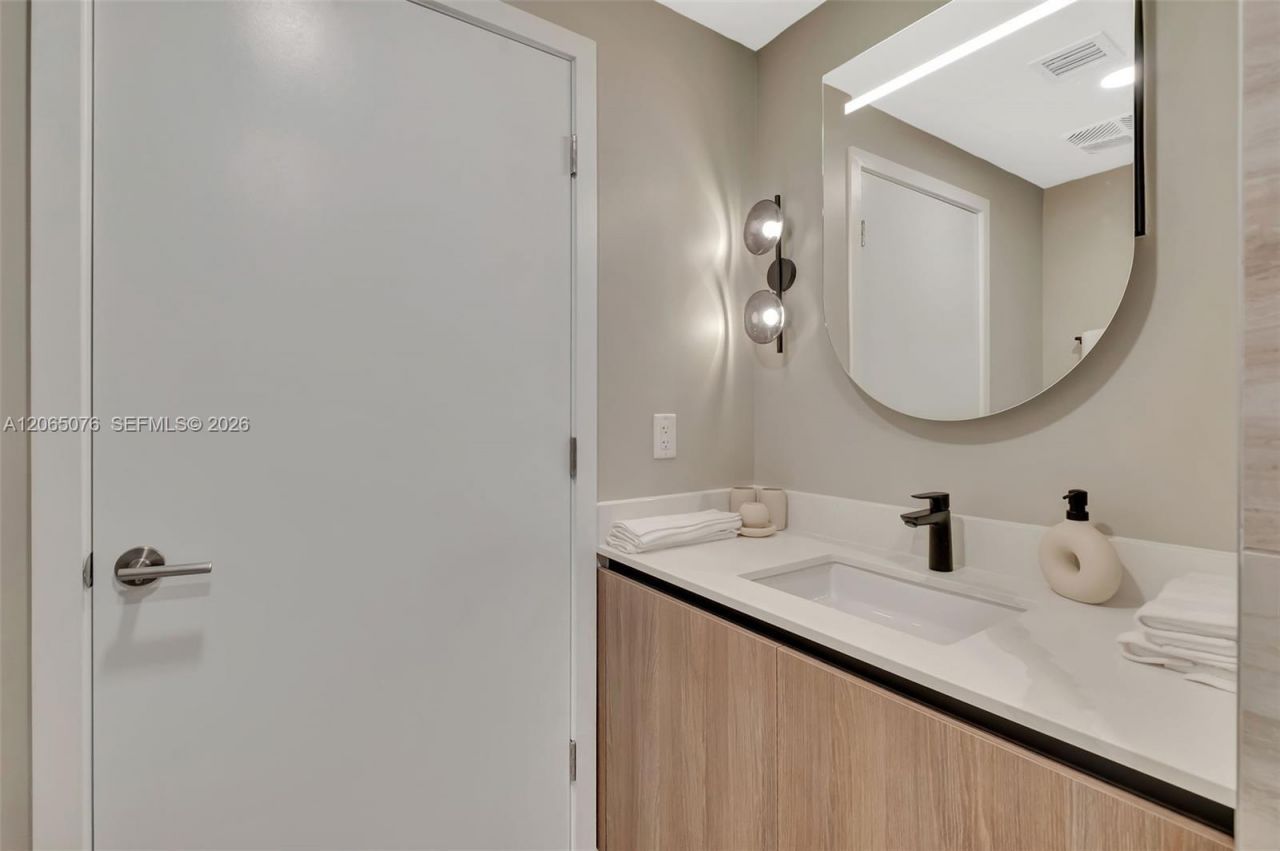 580 72nd St, Unit 808, Miami Beach, FL 33141 Photo