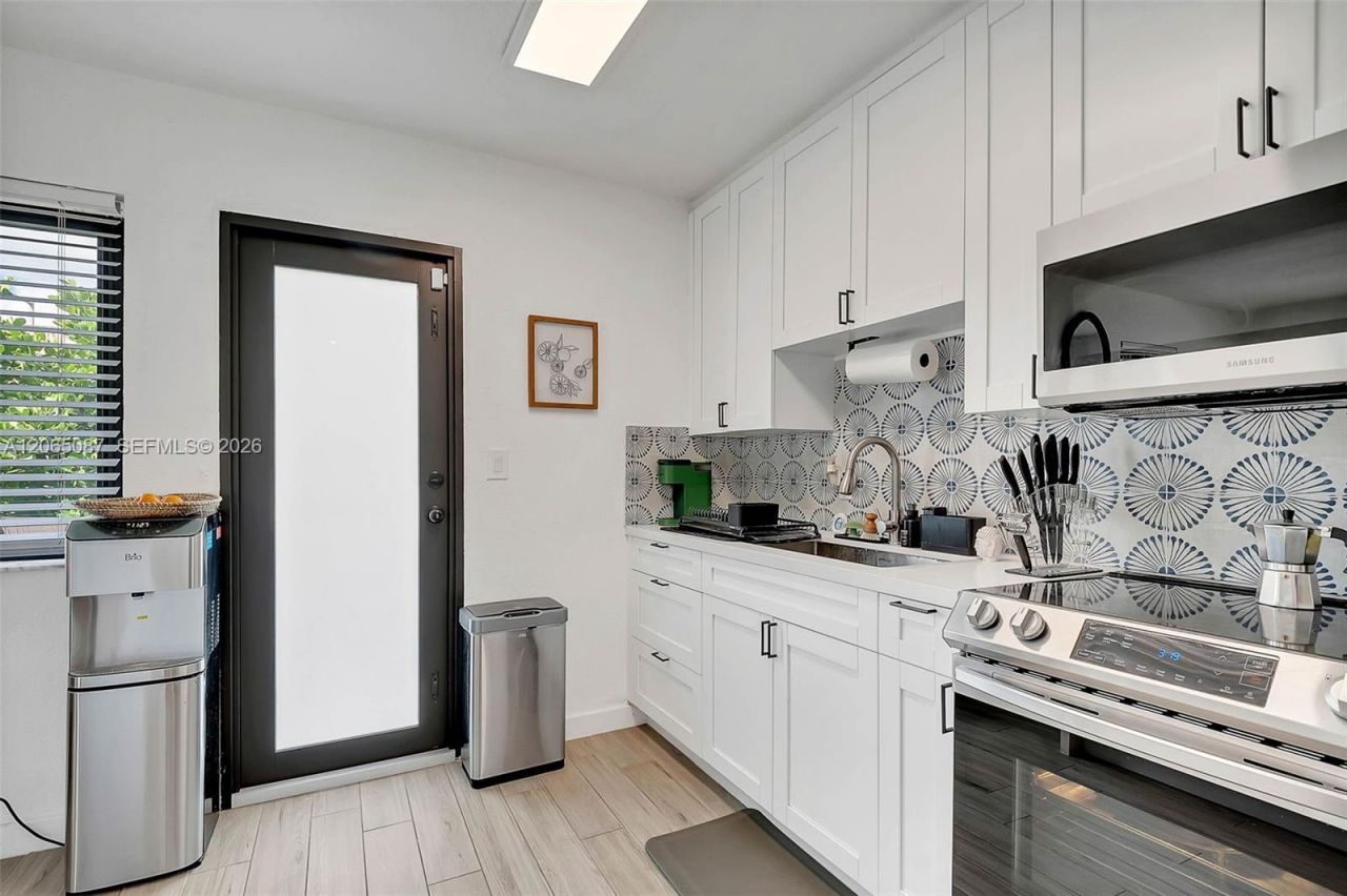 595 NW 101st St , Miami, FL 33150 Photo