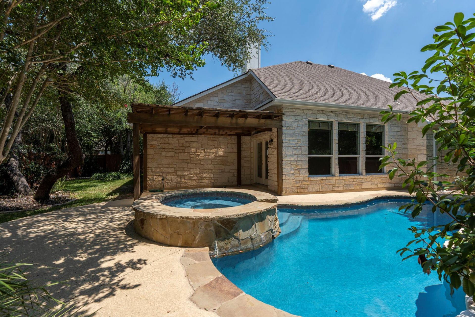6304 Salcon Cliff Dr, Austin, TX 78749 Main Photo