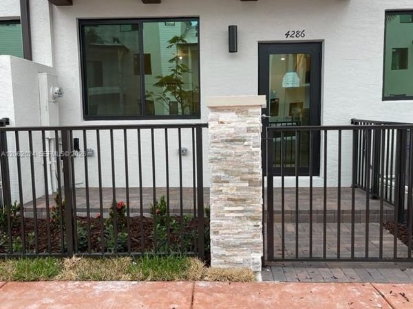 4286 NW 83rd Ave, Doral, FL 33166