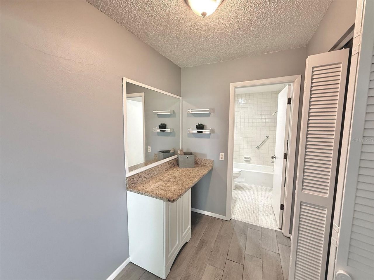 942 N Beneva Road, Unit V28, Sarasota, FL 34232 Photo