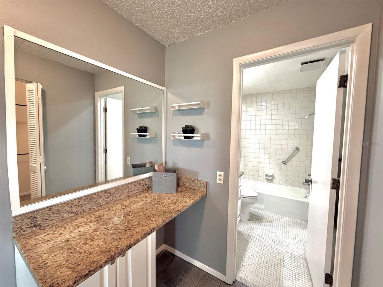 942 N Beneva Road, Unit V28, Sarasota, FL 34232 Photo