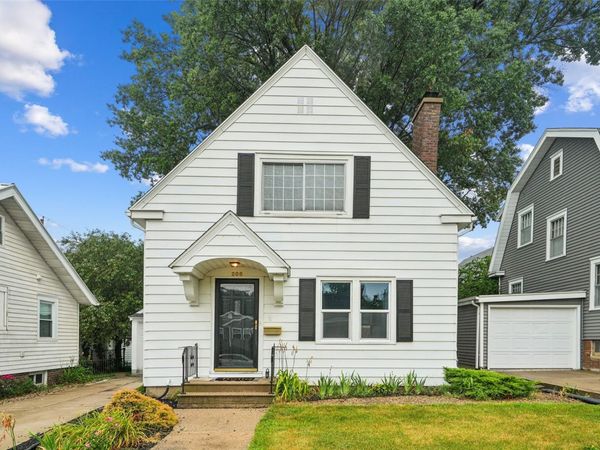 208 24th Street NE, Cedar Rapids, IA 52402