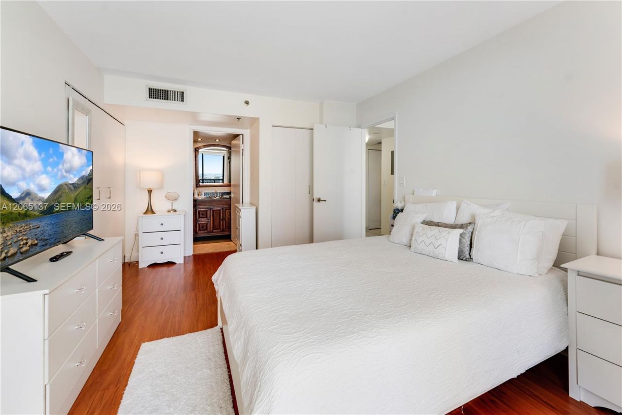 540 Brickell Key Dr , Unit 1422, Miami, FL 33131 Photo