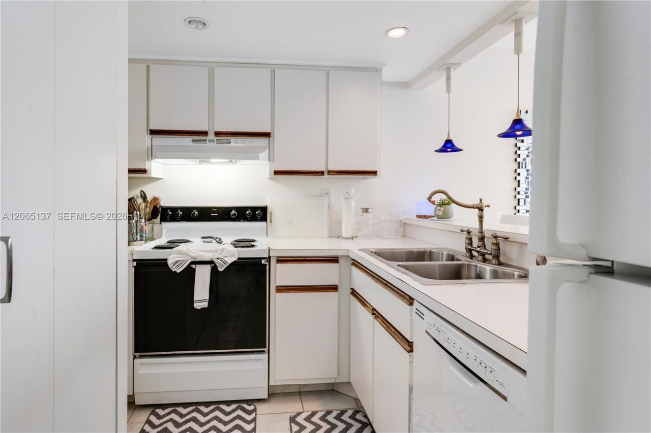 540 Brickell Key Dr , Unit 1422, Miami, FL 33131 Photo