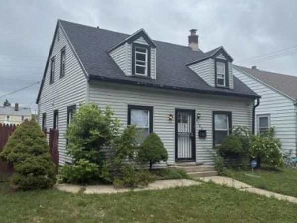 4753 N 19 POINT, Milwaukee, WI 53209