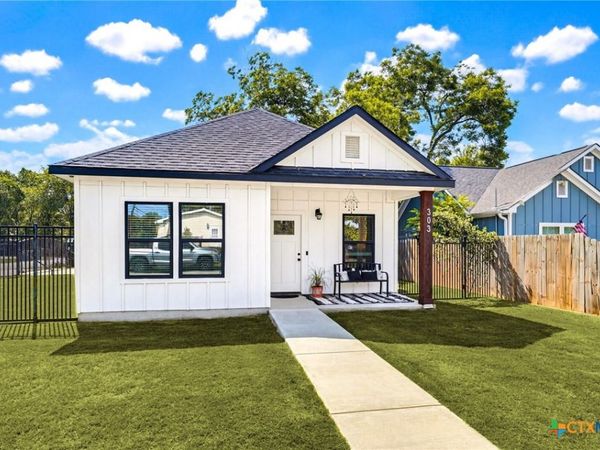 303 Pine Street , Luling, TX 78648