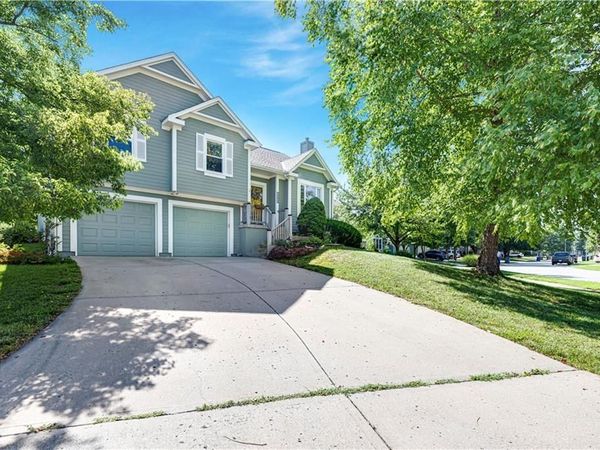 15655 S Apache Street, Olathe, KS 66062