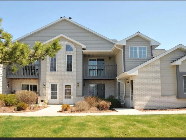 W240N2566 E Parkway Meadow CIRCLE, Unit 3, Pewaukee, WI 53072