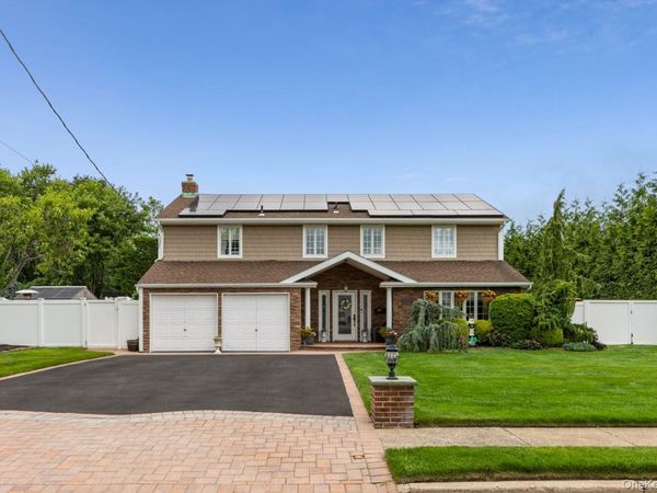 19 Clearwater Lane , West Islip, NY 11795