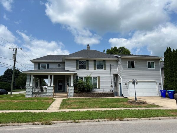 218 5th Avenue SE, Independence, IA 50644