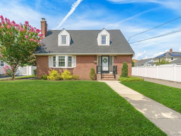 228 Van Cott Avenue , Farmingdale, NY 11735