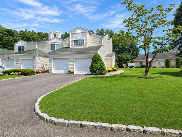 333 Prairie Court , Manorville, NY 11949