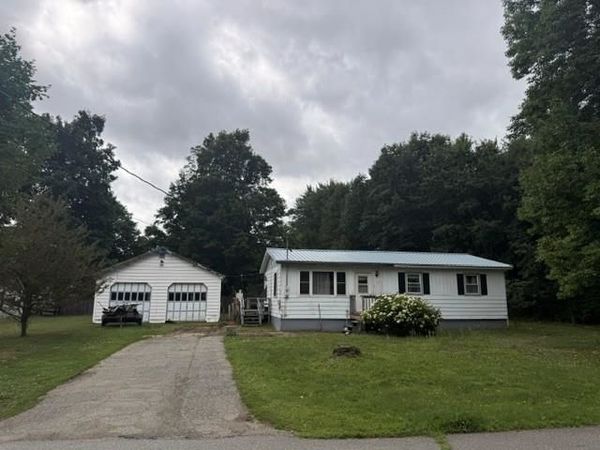 29 Pike Place, Newport City, VT 05855