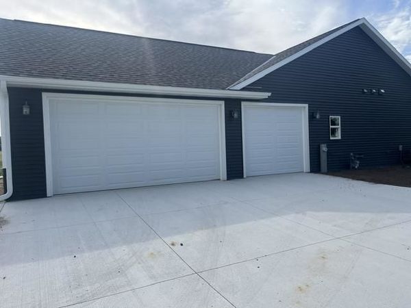 190 Deerrun Drive, Fall River, WI 53932