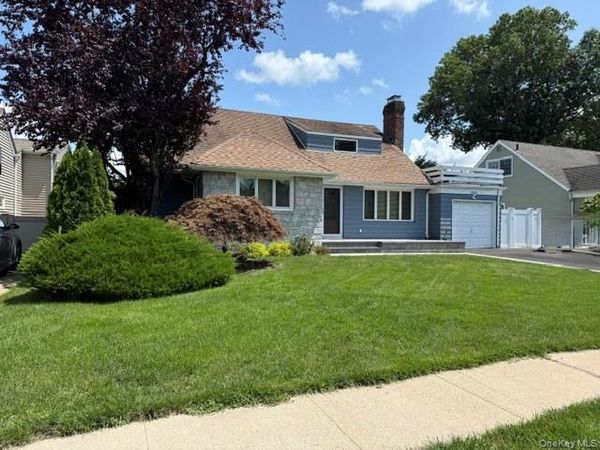 1321 Surrey Lane , Rockville Centre, NY 11570