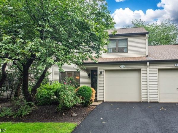 13 Stonegate Dr, Roseland, NJ 07068