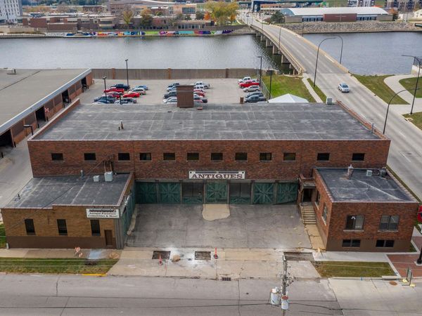 200-212 Sycamore Street, Waterloo, IA 50703